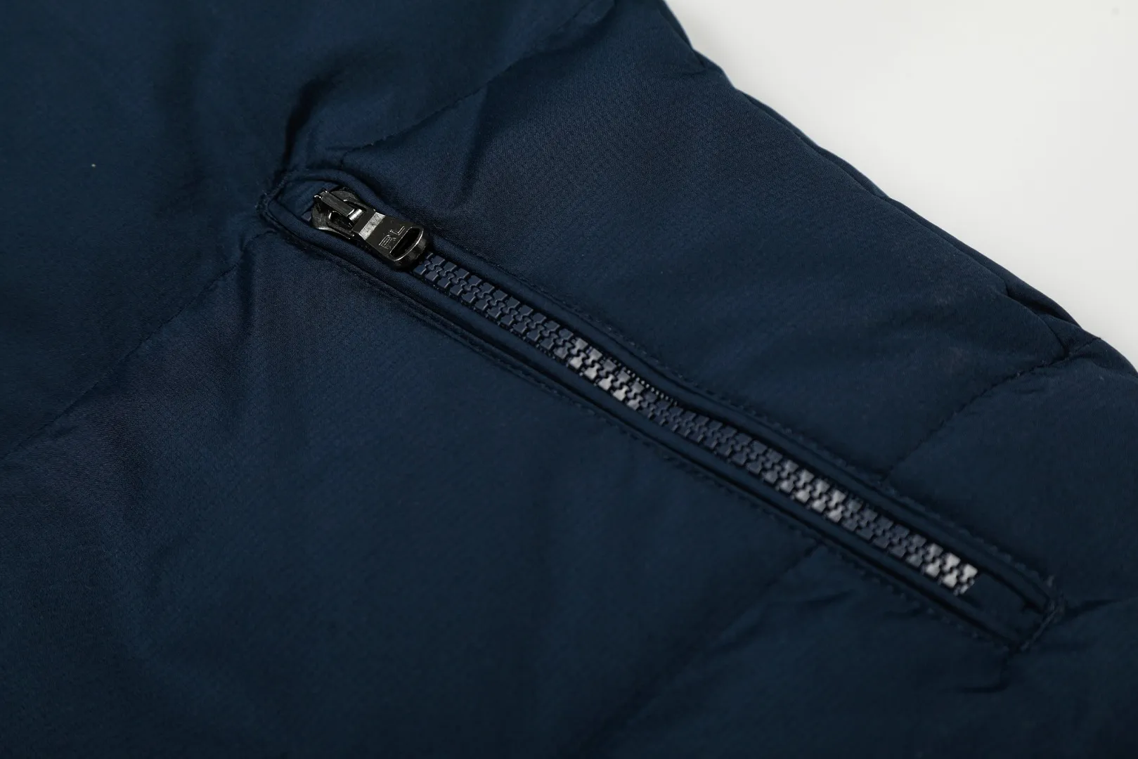 P720 Top quality" Style number: 9003# [Ralph Lauren winter basic classic embroidered men's and women's couple's same style hooded down jacket] ✅Ralph Lauren American retro chest zipper high version top-fill winter down jacket ✅100% high-quality white duck down, high version top-fill capacity ✅Double-layer inner velvet to strictly prevent velvet running ✅Built-in adjustable drawstring, windproof and coldproof, considerate and in place ✅Original version The maximum size can be worn up to 200 pounds. Loose and comfortable, no pressure. ✅Same style for male and female couples. Recommended OOTD outfits in winter~ Size: S-XL Color: Black, milky white, khaki, navy blue, military green